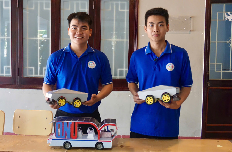 Các mô hình ứng dụng trí tuệ nhân tạo được trưng bày tại chương trình. Ảnh: D.L ai-unlock2.jpg