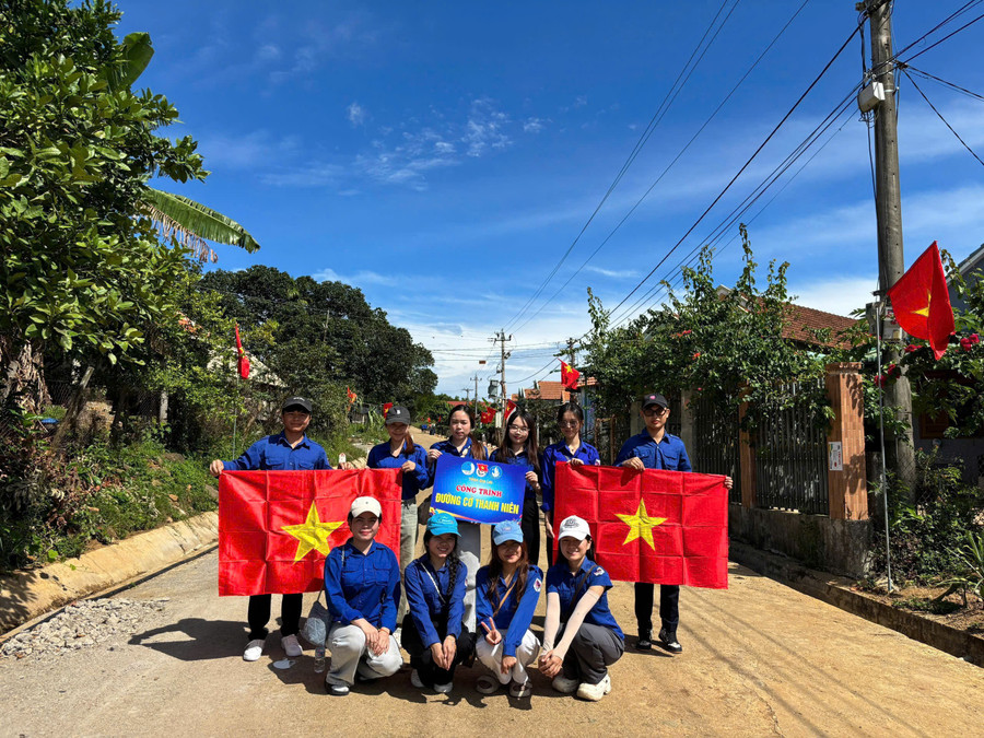Công trình đường cờ thanh niên được sinh viên 2 nước Việt-Lào thực hiện trong chương trình tình nguyện hè tại xã An Toàn. Ảnh: D.L duong-co-thanh-nien.jpg