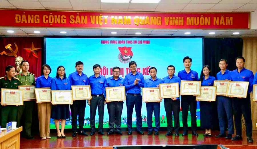 Phó Bí thư Tỉnh đoàn Gia Lai Nguyễn Chí Hiếu (thứ 7, từ trái sang) nhận bằng khen của Trung ương Đoàn. Ảnh: ĐVCC tw-doan-tong-ket-chien-dich-thanh-nien-tinh-nguyen-he-2025.jpg