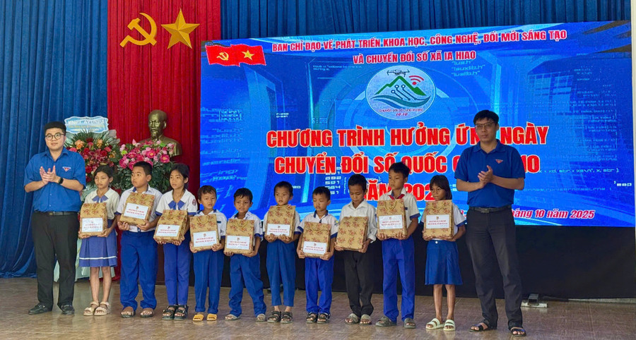 Trong khuôn khổ ngày hội, Đoàn Sở Văn hóa, Thể thao và Du lịch; Đoàn Sở Khoa học và Công nghệ tặng 10 suất quà (300 nghìn đồng/suất) cho học sinh có hoàn cảnh khó khăn tại xã. Ảnh: ĐVCC chuyen-doi-so-2025.jpg