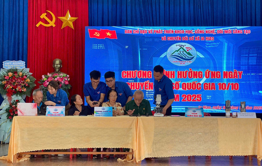 Người dân xã Ia Hiao trải nghiệm thực tế ảo 3D, VR360, khám phá bản đồ số Võ cổ truyền Bình Định, Bảo tàng Quang Trung. Ảnh: ĐVCC chuyen-doi-so-2025-3.jpg