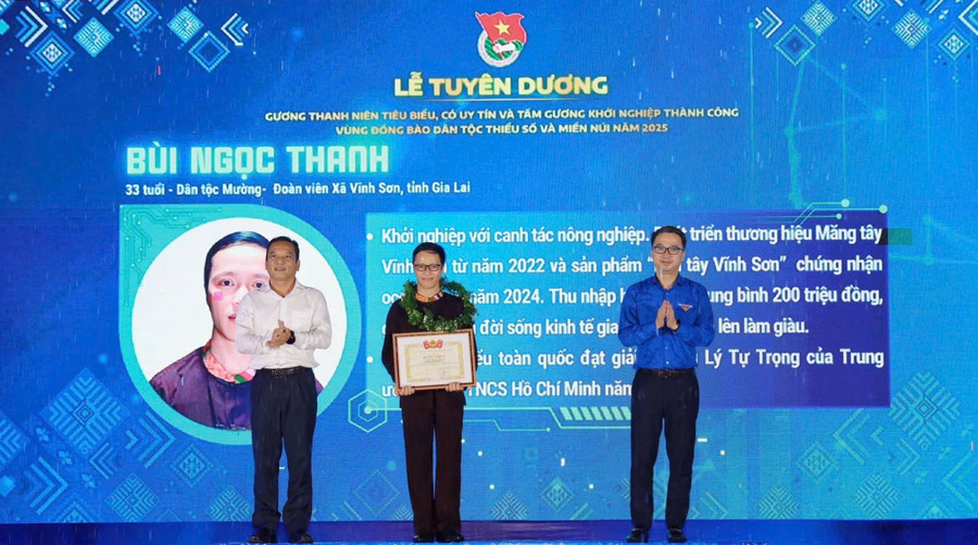 Anh Bùi Ngọc Thanh được vinh danh tại Lễ tôn vinh thanh niên DTTS, miền núi năm 2025. Ảnh: TĐGL thanh-nien-dtts-sang-tao-2-273.jpg