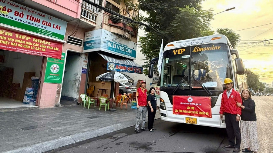 Đoàn công tác của Hội Chữ thập đỏ tỉnh bắt đầu xuất phát vào sáng 18-10. Ảnh: ĐVCC hoi-ctd-tinh-cuu-tro-bao-lu-2.jpg