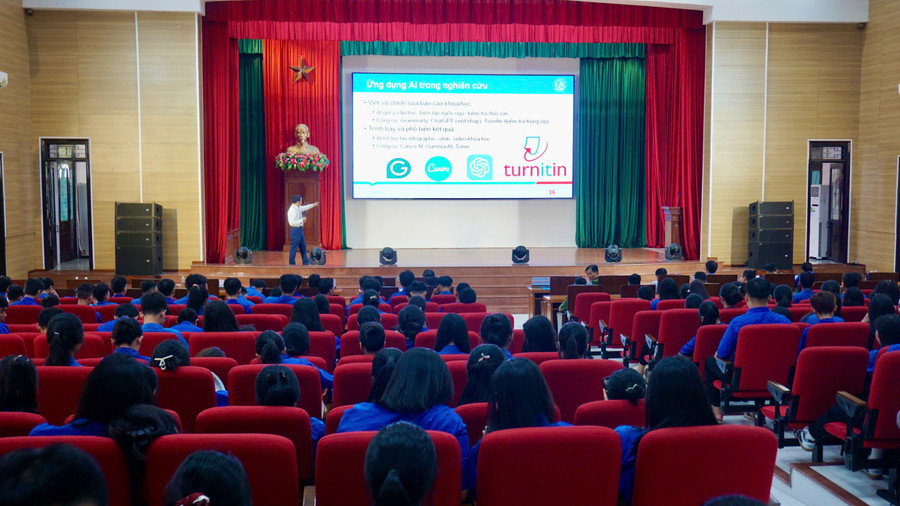 TS. Hồ Văn Lâm trình bày chuyên đề "Ứng dụng AI trong học tập và cuộc sống". Ảnh: D.L ai-unlock5.jpg