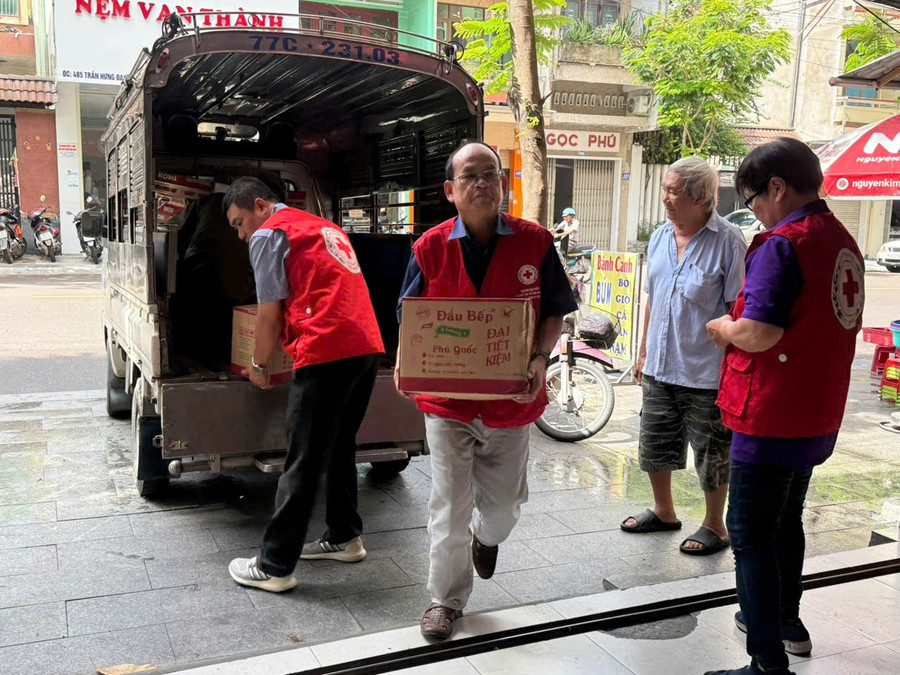 Hội Chữ thập đỏ tỉnh (cơ sở 1) tiếp nhận hàng hóa do các đơn vị ủng hộ. Ảnh: ĐVCC hoi-ctd-tinh-tiep-nhan-hang-cuu-tro.jpg