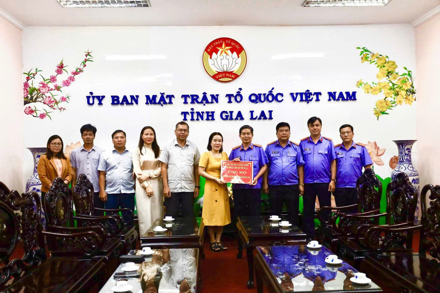 Viện Kiểm sát nhân dân tỉnh ủng hộ người dân vùng lũ thông qua Ủy ban MTTQ Việt Nam tỉnh. Ảnh: ĐVCC img-9924.jpg