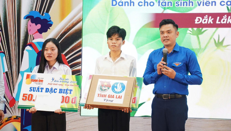Anh Phạm Hồng Hiệp-Phó Chủ tịch Ủy ban MTTQ Việt Nam tỉnh, Bí thư Tỉnh đoàn Gia Lai tặng quà cho 2 tân sinh viên Nguyễn Thị Thanh Thu (trái) và Lê Xuân Tiền (phải). Ảnh: Tỉnh đoàn sinh-vien-gia-lai-nhan-hoc-bong-tiep-suc-den-truong-2025-1.jpg