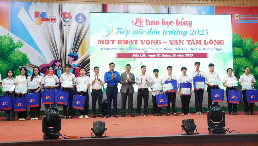 Tặng học bổng cho các tân sinh viên tại chương trình. Ảnh: Tỉnh đoàn sinh-vien-gia-lai-nhan-hoc-bong-tiep-suc-den-truong-2025-2.jpg