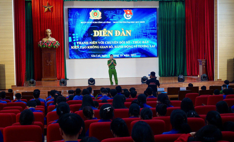 Đại úy Đặng Văn Cẩn trình bày chuyên đề “Thanh niên với chuyển đổi số-Thúc đẩy kiến tạo không gian số, hành động vì tương lai”. Ảnh: D.L ai-unlock1.jpg
