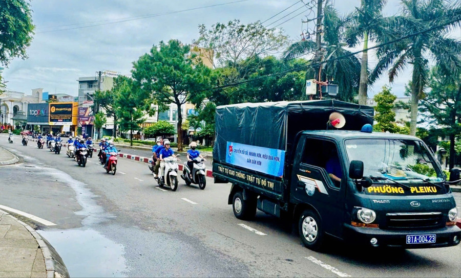 Đoàn phường Pleiku triển khai đội hình xe tuyên truyền lưu động. Ảnh: ĐVCC tinh-doan-gia-lai-ra-quan-chuyen-doi-so-3-7717.jpg