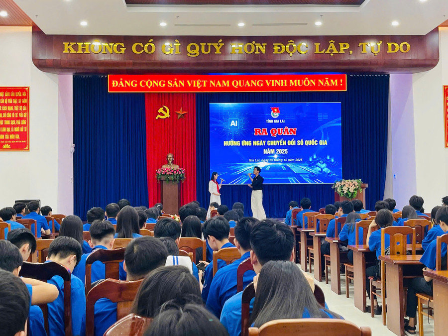 Quang cảnh lễ ra quân. Ảnh: ĐVCC tinh-doan-gia-lai-ra-quan-chuyen-doi-so-1.jpg