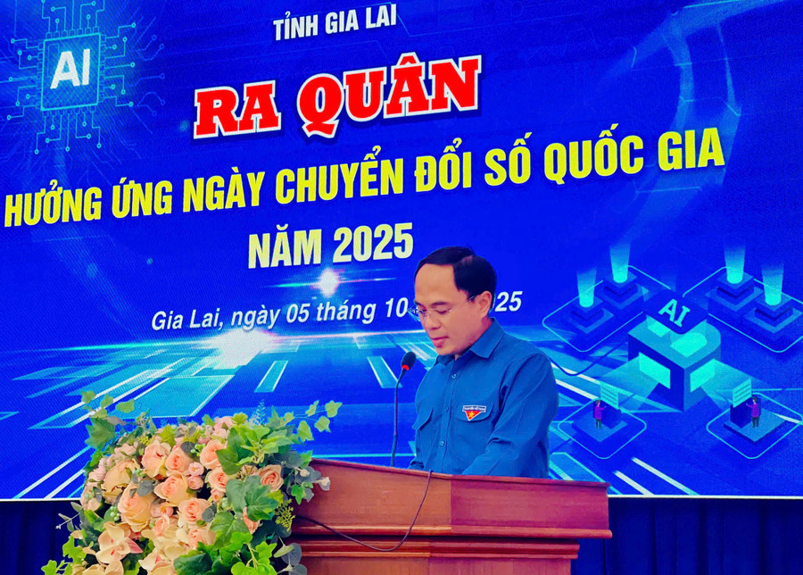 Phó Bí thư Thường trực Tỉnh đoàn Đỗ Đức Thanh phát biểu tại lễ ra quân. Ảnh: ĐVCC tinh-doan-gia-lai-ra-quan-chuyen-doi-so-4.jpg