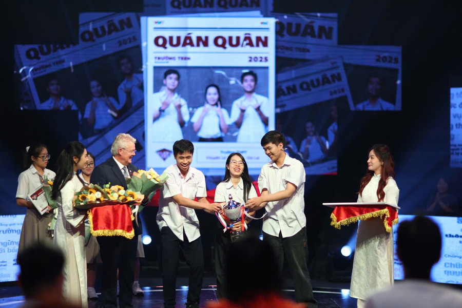 Những nụ cười đã xuất hiện trên gương mặt của ba “chiến binh” của Trường THPT Chuyên Lê Quý Đôn khi thành công chinh phục chiếc cúp quán quân. Ảnh: NVCC thpt-chuyen-lequydon-quan-quan-truong-teen-2025-7.jpg