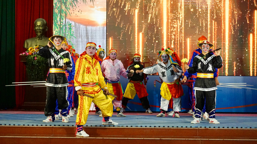 Chương trình mở đầu với tiết mục do CLB Chèo Bả Trạo trong thanh niên (xã Tuy Phước) biểu diễn. Ảnh: D.L ky-niem-69-nam-ngay-thanh-lap-hoi-1.jpg