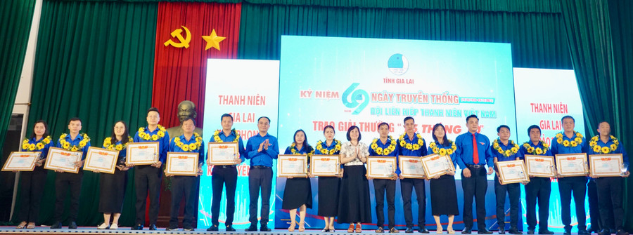 Hội LHTN Việt Nam tỉnh trao Giải thưởng 15-10 cho các cán bộ Hội tiêu biểu. Ảnh: D.L ky-niem-69-nam-ngay-thanh-lap-hoi-3.jpg