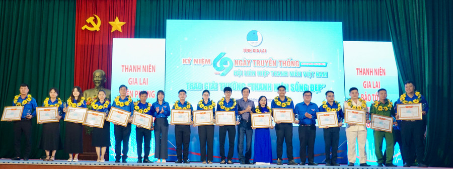 Hội LHTN Việt Nam tỉnh trao Giải thưởng “Thanh niên sống đẹp” cho các cá nhân có hành động, nghĩa cử cao đẹp trong xã hội vào tối 12-10. Ảnh: D.L ky-niem-69-nam-ngay-thanh-lap-hoi-7.jpg