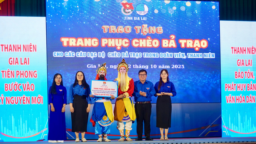 Ban Thường vụ Tỉnh đoàn hỗ trợ trang phục Chèo bả trạo cho 5 CLB Chèo bả trạo trong đoàn viên, thanh niên đang sinh hoạt trên địa bàn tỉnh. Ảnh: D.L ky-niem-69-nam-ngay-thanh-lap-hoi-10.jpg