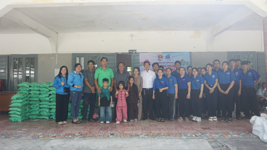 Đoàn phường Quy Nhơn Nam cùng các nhà hảo tâm chụp ảnh lưu niệm tại chương trình. Ảnh: D.L dsc02300.jpg