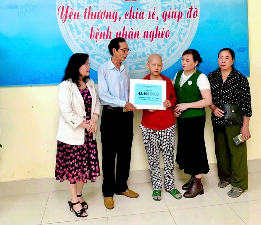 Trao tiền hỗ trợ cho người nhà bệnh nhi Thành. Ảnh: ĐVCC 3382aa4691ef27b17efe.jpg