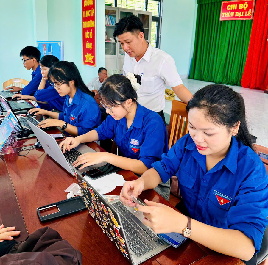 Đội hình tình nguyện “Đồng hành số - Hành động vì người cao tuổi” đang hỗ trợ người dân đăng nhập tài khoản dịch vụ công. Ảnh: D.L z6809750363098-ea11b5219e511810a9044502abaf79c2.jpg