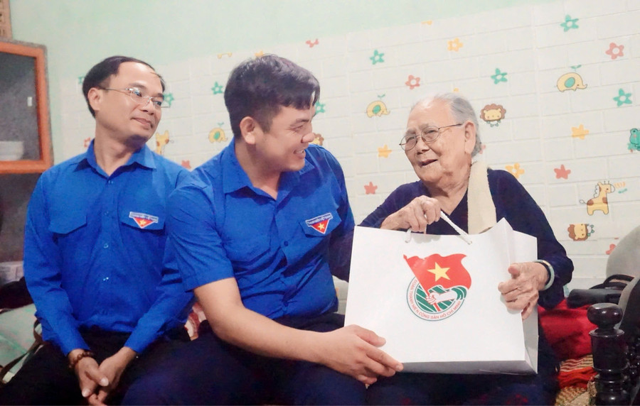 Tỉnh đoàn Gia Lai tặng quà cho mẹ Luân (phường An Nhơn Bắc). Ảnh: D.L z6836102512761-8e5f1a87a7e3a45bdf17b8a3b88dbd17.jpg