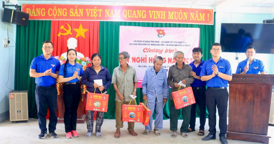 Trao quà cho gia đình chính sách tại chương trình. Ảnh: D.L img-5933.jpg