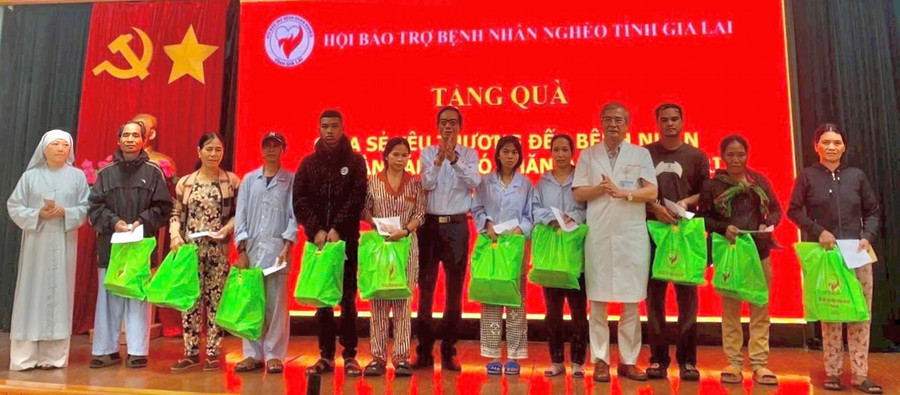 Tặng quà cho bệnh nhân hoàn cảnh khó khăn tại Bệnh viện Đa khoa Gia Lai. Ảnh: ĐVCC img-6363.jpg
