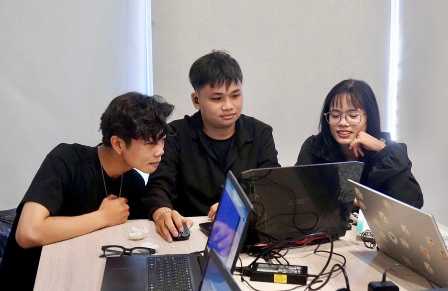 Trần Minh Duy (bìa trái) thảo luận công việc với đồng nghiệp tại công ty. Ảnh: D.L Trần Minh Duy (bìa trái) thảo luận công việc với đồng nghiệp tại công ty. Ảnh: D.L
