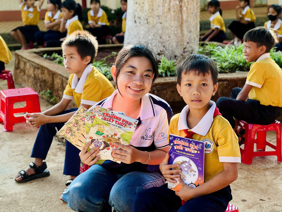 Em Hoàng Lệ Giang tham gia hoạt động tình nguyện với mong muốn chia sẻ với các thiếu nhi có hoàn cảnh khó khăn. Ảnh: P.L 3.jpg