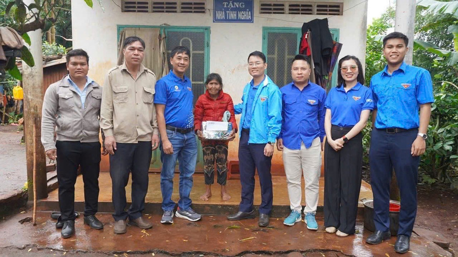 Đoàn cơ sở Điện lực Gia Lai phối hợp với Đoàn Thanh niên Ngân hàng Thương mại cổ phần Đầu tư và Phát triển Việt Nam tặng quà và hệ thống điện cho hộ gia đình chính sách ở làng Phăm Klah (xã Bờ Ngoong). Ảnh: ĐVCC z6843452386610-c223293968a89f5f095a884ae112d730.jpg
