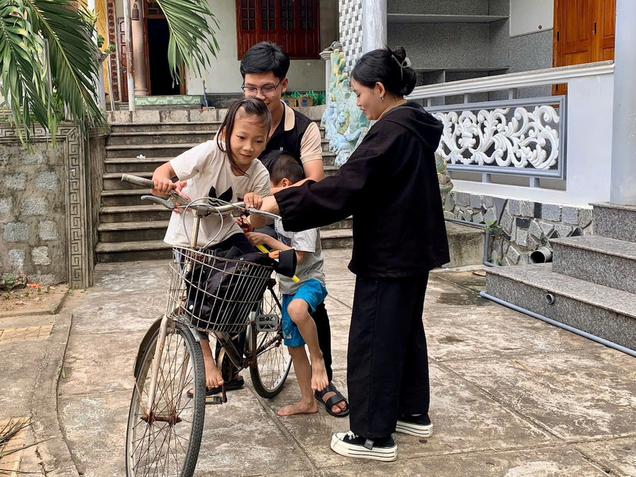 Thành viên nhóm "Cánh diều" chơi đùa cùng trẻ đang được nuôi dưỡng tại chùa Hải Sơn (tỉnh Quảng Ngãi). Ảnh: ĐVCC z6820468438463-d87b598cdae13cf9f3bc5f3eefcb1af3.jpg