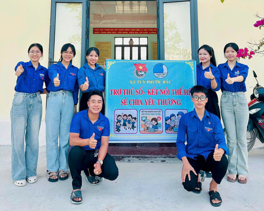 Đội hình tình nguyện “Đồng hành số - Hành động vì người cao tuổi” sẵn sàng hỗ trợ người cao tuổi. Ảnh: D.L z6809750370589-d2d3811b0a167945975ec5033372a443.jpg