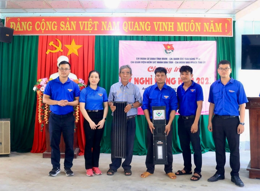 Tặng đèn năng lượng mặt trời, giao cho chính quyền khu phố 2 tại chương trình. Ảnh: D.L img-5931.jpg