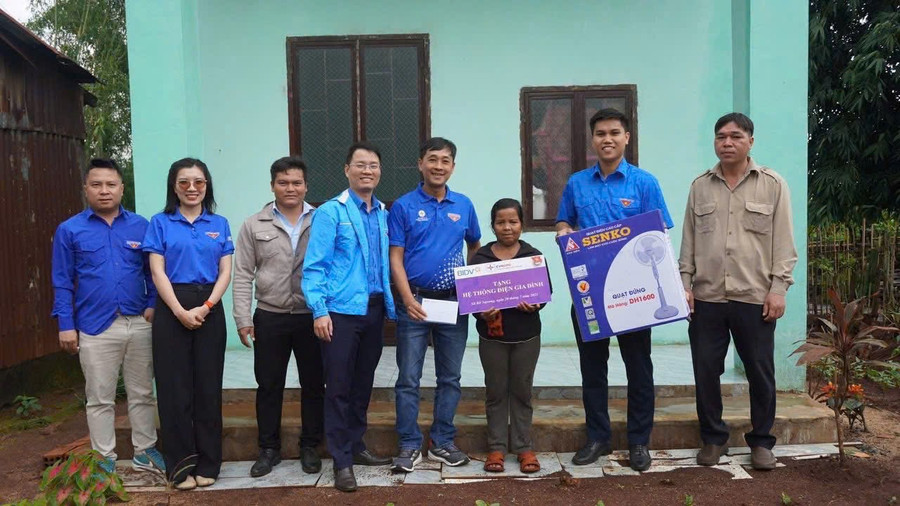Đoàn cơ sở Điện lực Gia Lai phối hợp với Đoàn Thanh niên Ngân hàng Thương mại cổ phần Đầu tư và Phát triển Việt Nam tặng quà và hệ thống điện cho hộ gia đình chính sách ở làng Phăm Klah (xã Bờ Ngoong). Ảnh: ĐVCC Đoàn cơ sở Điện lực Gia Lai phối hợp với Đoàn Thanh niên Ngân hàng Thương mại cổ phần Đầu tư và Phát triển Việt Nam tặng quà và hệ thống điện cho hộ gia đình chính sách ở làng Phăm Klah (xã Bờ Ngoong). Ảnh: ĐVCC