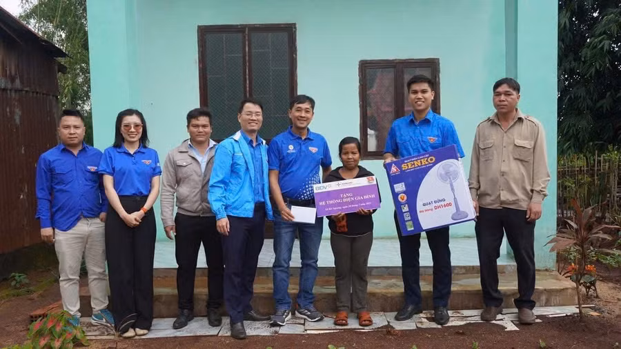 Đoàn cơ sở Điện lực Gia Lai phối hợp với Đoàn Thanh niên Ngân hàng Thương mại cổ phần Đầu tư và Phát triển Việt Nam tặng quà và hệ thống điện cho hộ gia đình chính sách ở làng Phăm Klah (xã Bờ Ngoong). Ảnh: ĐVCC