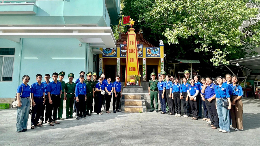 Dâng hương tại Đài tưởng niệm phường. Ảnh: ĐVCC img-6279.jpg