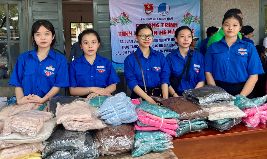 Các đoàn viên thanh niên nhiệt tình chuẩn bị các phần quà tại chương trình. Ảnh: D.L img-5893.jpg