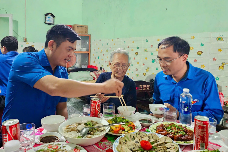 Bữa cơm tri ân ấm áp tại nhà mẹ Nguyễn Thị Luân. Ảnh: D.L z6843449147715-a8616fa4a10a0f8456c58a66f0015c48.jpg