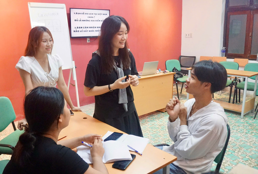 Không giới hạn bởi nội lớp học, các thành viên trong CLB thoải mái trò chuyện về sở thích và những dự định cá nhân. Ảnh: D.L z6821218138507-69d51a3df21cb32415e0c609f16535fb.jpg