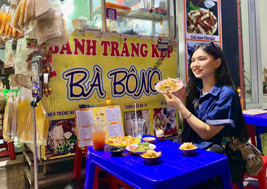 Tô Hồng Ánh ngày càng tự tin hơn khi quay clip review. Ảnh: D.L z6793161876233-481ec8dd0c2042a3fbba1dc4313db032.jpg