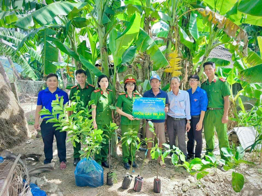 Trao bảng tượng trưng, tặng công trình “Vườn cây tri ân” cho người thân Mẹ Việt Nam anh hùng Huỳnh Thị Hiền. Ảnh: ĐVCC z6821129352527-b5a194cb9b28989d711586d8a48ca526.jpg