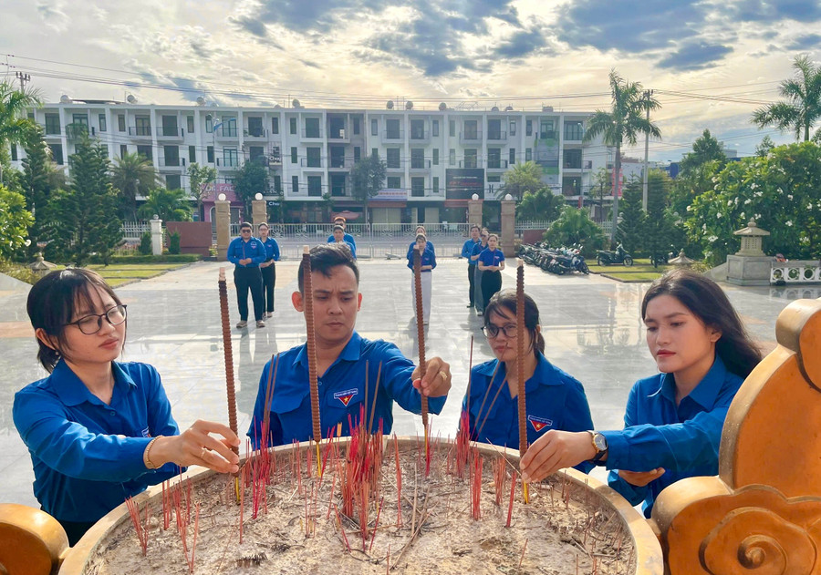 Đoàn thắp hương tại Nghĩa trang Liệt sĩ ở phường Quy Nhơn Nam. Ảnh: D.L img-6262.jpg