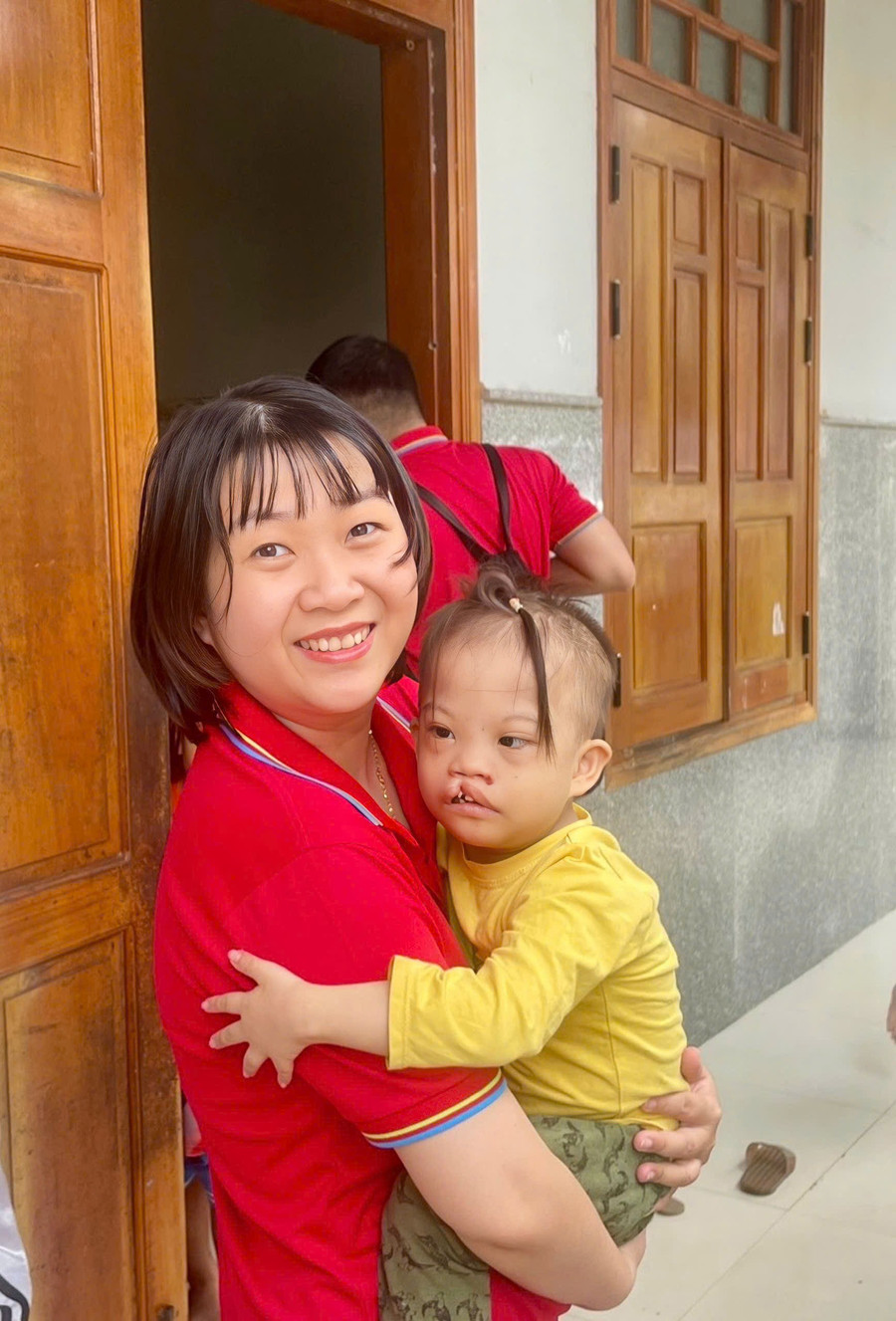 Thành viên nhóm "Cánh diều" thăm trẻ đang được nuôi dưỡng tại chùa Hải Sơn (tỉnh Quảng Ngãi). Ảnh: ĐVCC z6820468435148-4842621e781f6ef991bc63021de1be51.jpg