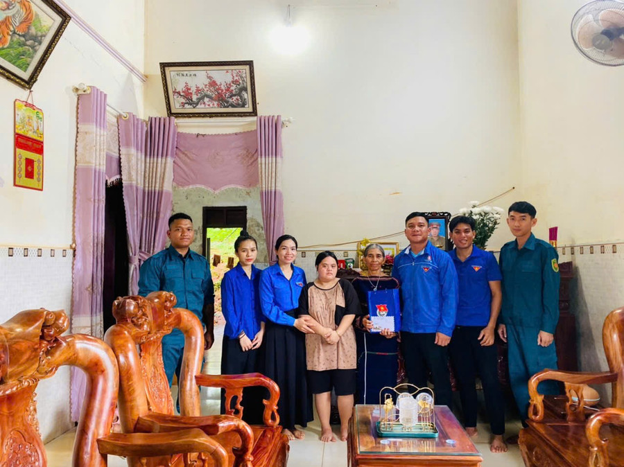 Đoàn xã Ia Krái tặng quà cho bà Ksor Byĩ (xã Ia Krái). Ảnh: ĐVCC f5377d81d28a5bd4029b.jpg