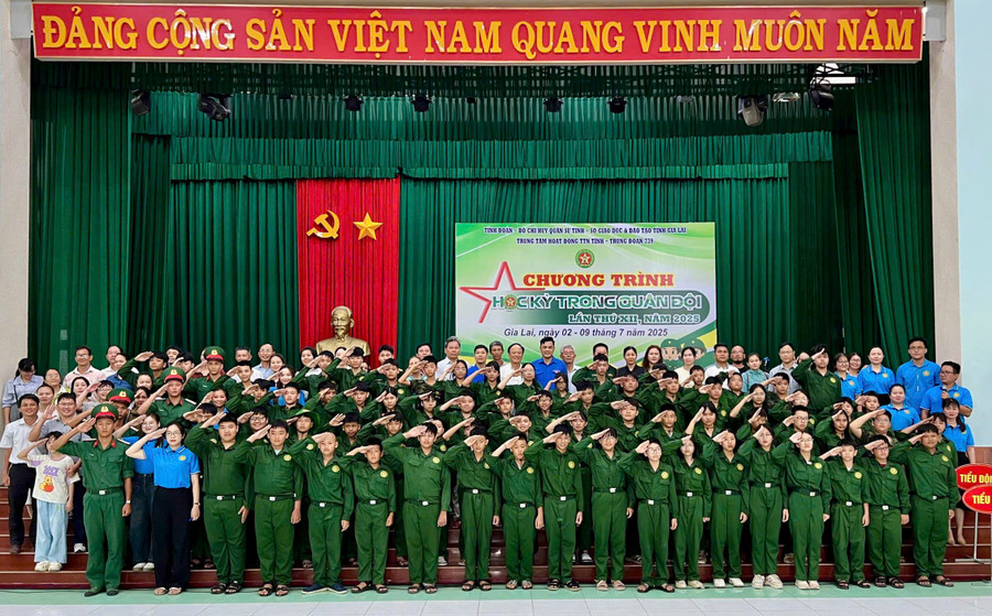 Ban tổ chức, phụ huynh cùng các "chiến sĩ nhí" chụp ảnh lưu niệm. Ảnh: D.L d169966e5c71ea2fb360.jpg