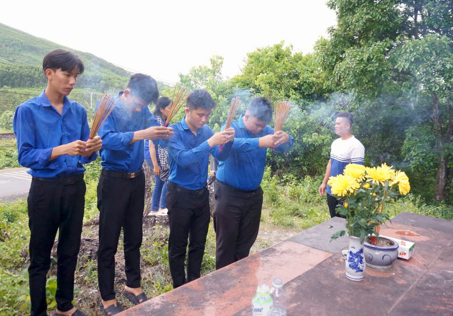 Đoàn viên thanh niên dâng hương tại Di tích Đồi Đá Huê. Ảnh: D.L z6805957367456-1f22e5addcc26eb61a01b0f2b40d774b.jpg