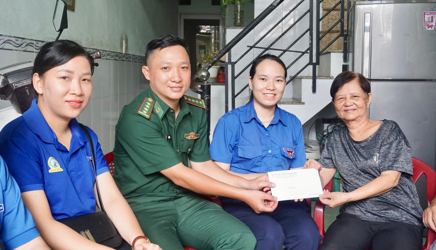 Thăm, tặng quà cho bà Nguyễn Thị Hoài Nam (SN 1953) (bìa phải) thân nhân liệt sĩ Hoàng Xuân Nghị (hy sinh năm 1966). Ảnh: D.L dsc02497.jpg