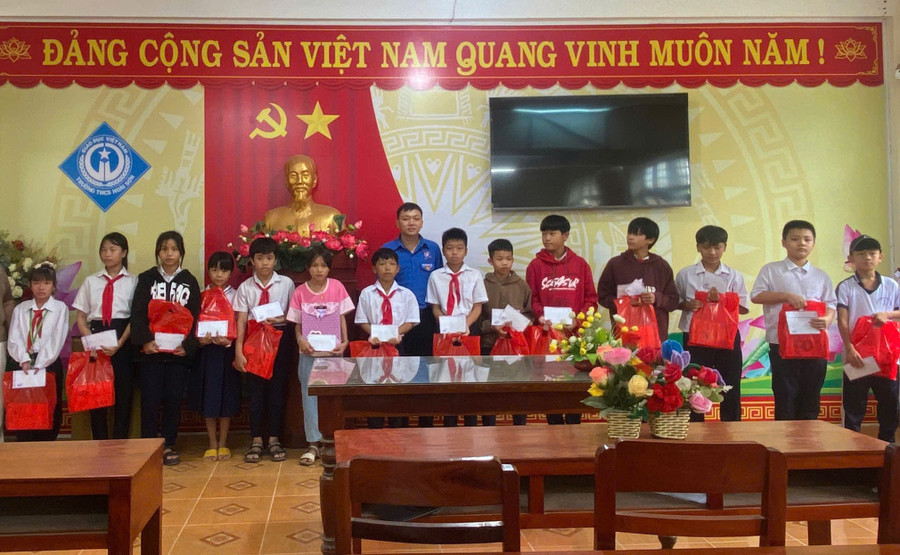 Trao quà cho các em học sinh mồ côi tại Trường THCS Hoài Sơn (phường Hoài Nhơn Bắc). Ảnh: ĐVCC 8957e8f33fd2b68cefc3.jpg