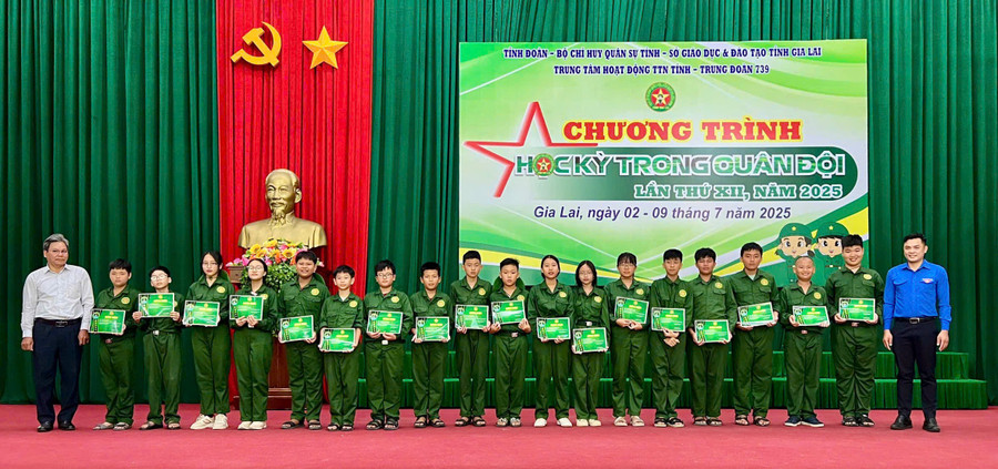 Ban tổ chức trao giấy chứng nhận hoàn thành chương trình Học kỳ quân đội năm 2025 cho các “chiến sĩ nhí”. Ảnh: D.L 8c570541cf5e7900204f.jpg