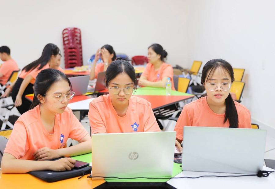 Các sinh viên nữ Trường Đại học Quy Nhơn tham gia tập huấn trực tuyến. Ảnh: ĐVCC Các sinh viên nữ Trường Đại học Quy Nhơn tham gia tập huấn trực tuyến. Ảnh: ĐVCC